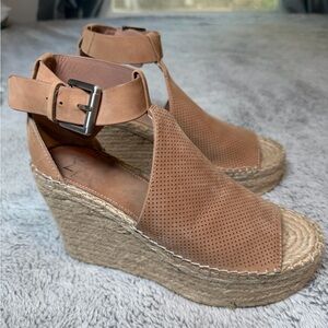 Marc Fisher LTD Mlannie Perforated Leather Wedge Sandal Tan Cognac 8.5 NWOB
